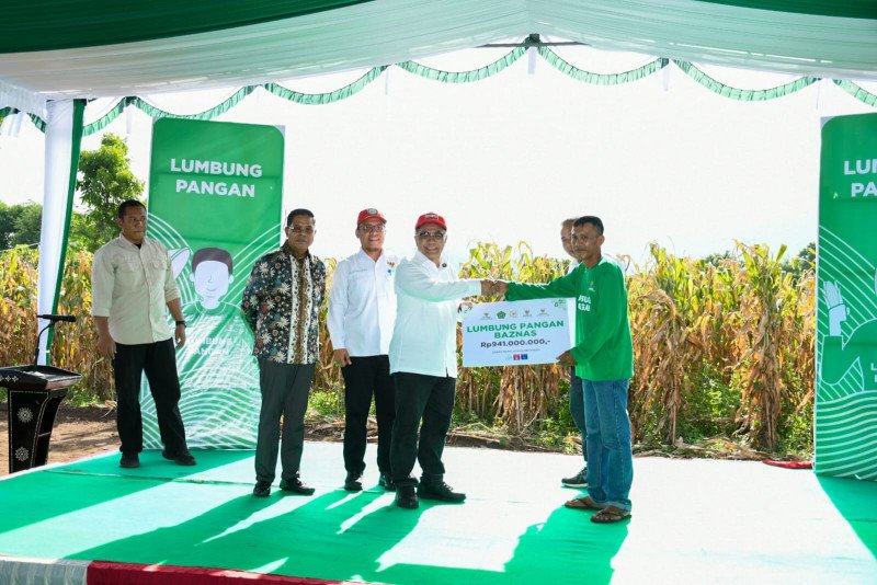 Foto Suasana Saat Ketua Baznas RI, Dr. Ir. H. Sodik Mudjahid, M.Sc Menyerahkan Secara Simbolis Bantuan Senilai Rp 941 JT Kepada Kelompok Tani Desa Gunung Malang Pringgabaya, pada Kamis (23/4/2026) (Dok. Pribadi)